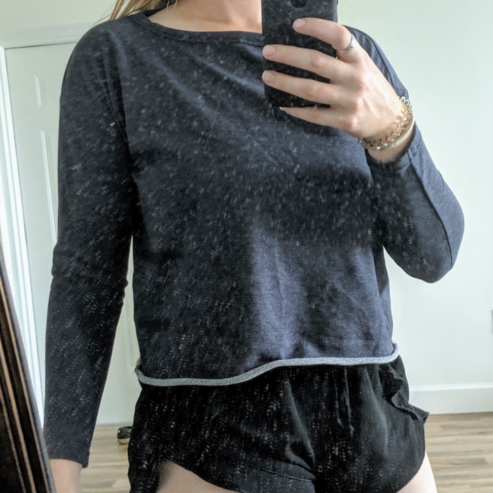 Gray long-sleeve crop top